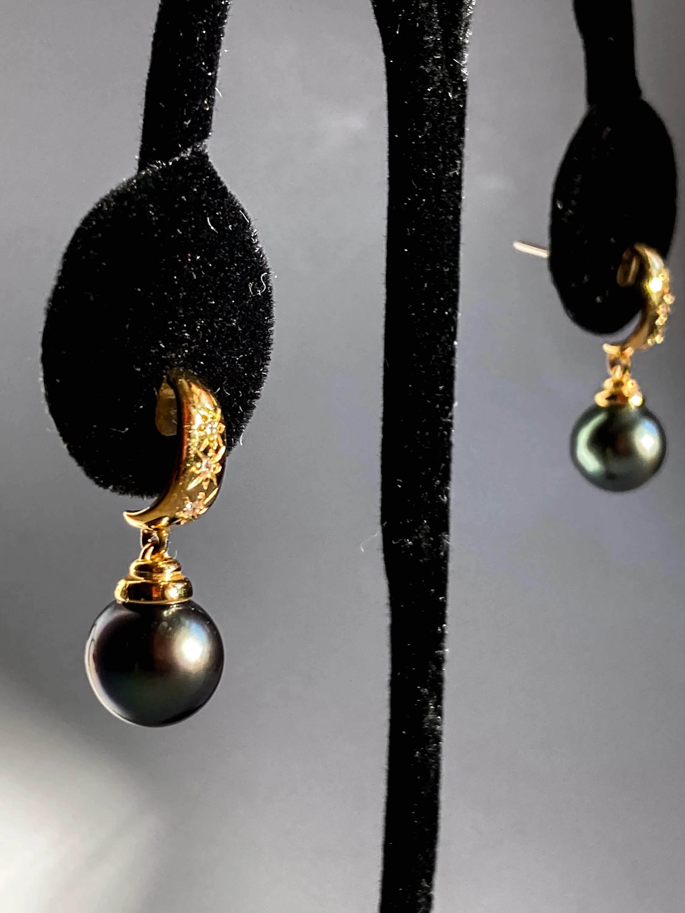 Vintage 18K Yellow Gold Triple Diamond Black Pearl Dangle Earrings